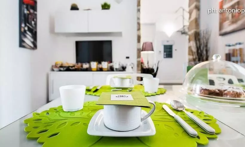 تختخواب و صبحانه White