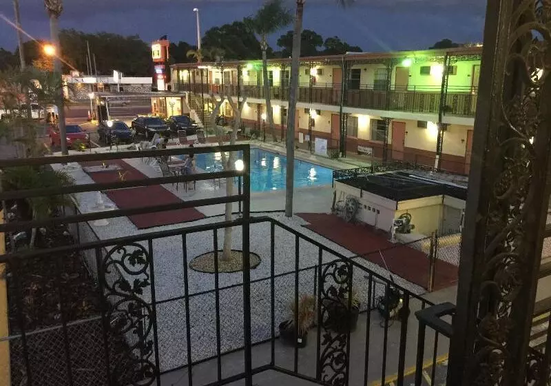 酒店 Budget Inn St.petersburg