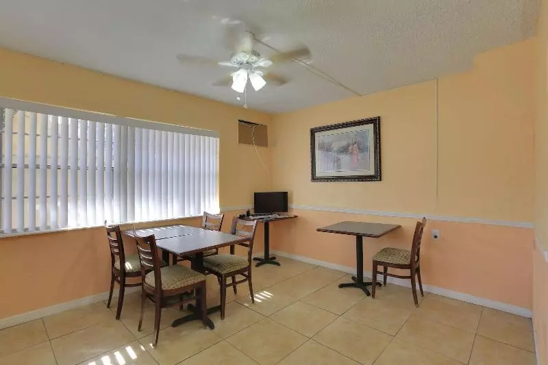 酒店 Budget Inn St.petersburg