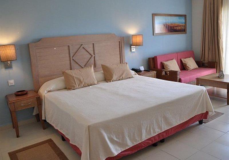 Memories Flamenco Beach Resort