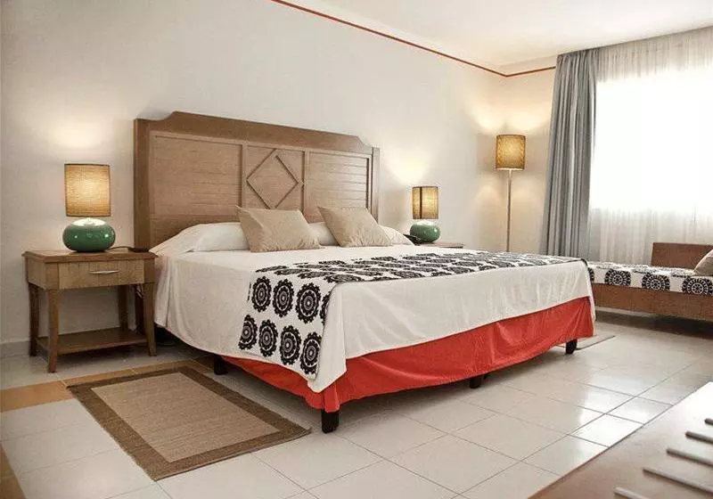 Memories Flamenco Beach Resort