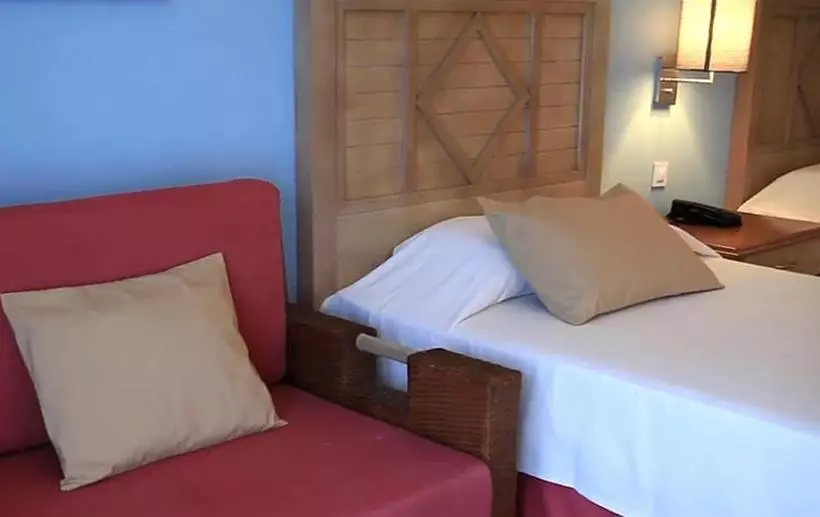 Memories Flamenco Beach Resort