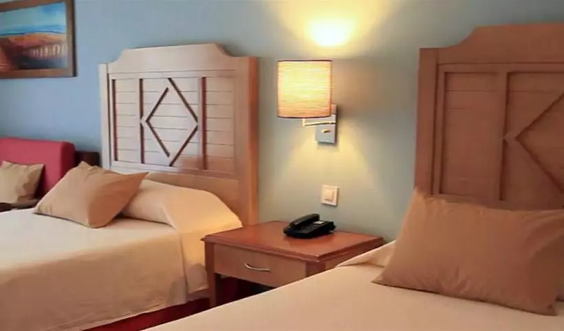 Memories Flamenco Beach Resort