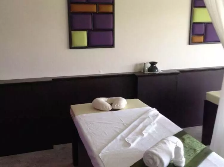 Mae Jo Golf Resort & Spa