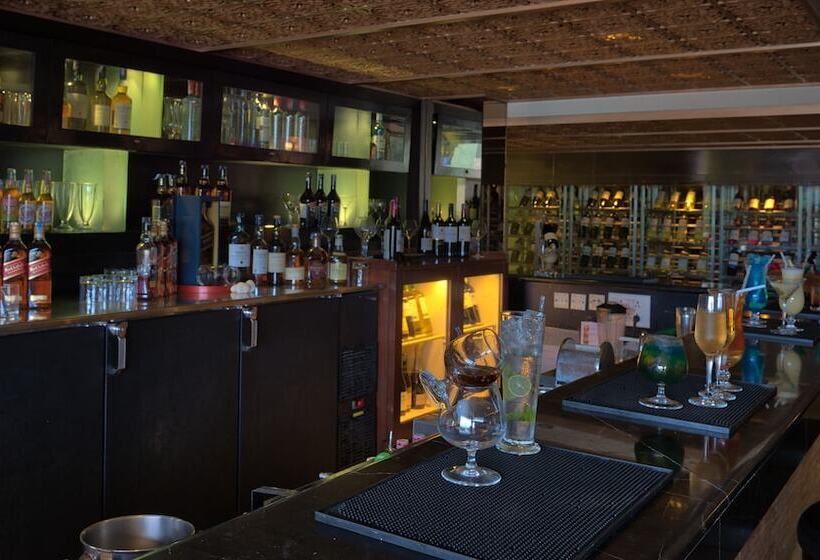 Отель Davanam Sarovar Portico Suites Bengaluru