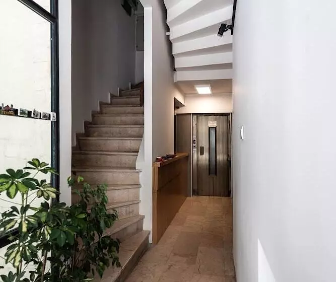 ホテル Pesa Suites