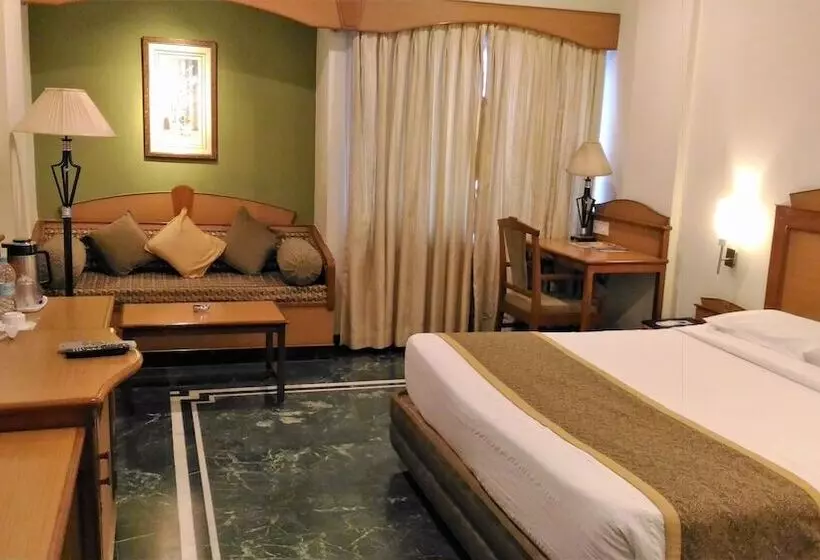 فندق Taj Tristar