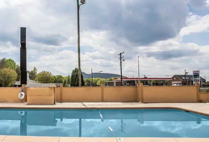 Hotelli Econo Lodge Inn And Suites   Pilot Mountain