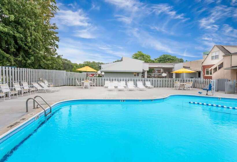 فندق Super 8 By Wyndham Stevensville St Joseph