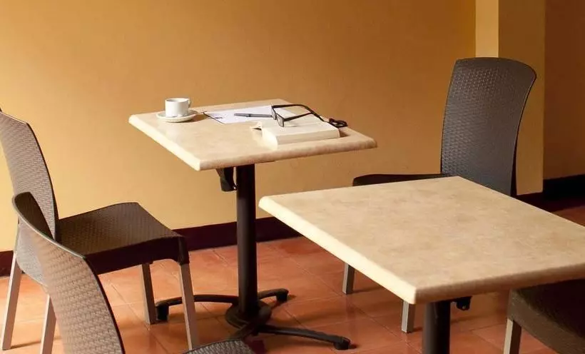 Отель Las Mercedes Leon