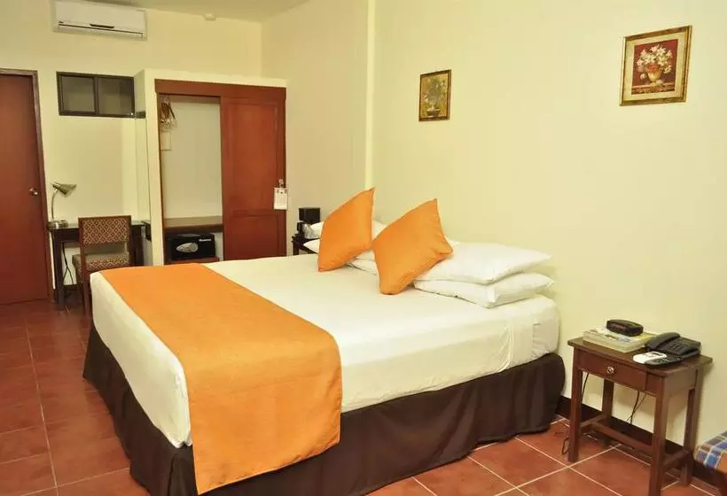 Отель Las Mercedes Leon