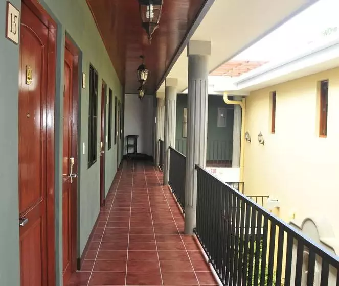 Отель Las Mercedes Leon