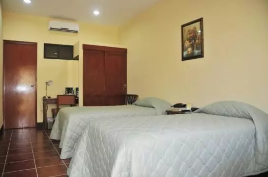 Отель Las Mercedes Leon