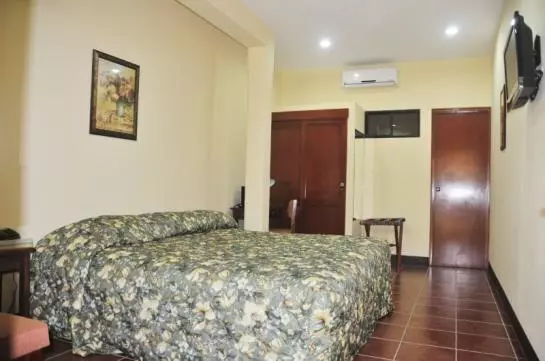 Отель Las Mercedes Leon