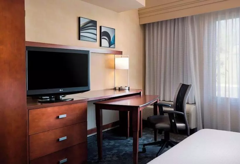 Отель Courtyard By Marriott Kansas City Shawnee
