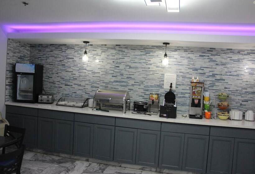 Отель Douglas Inn & Suites