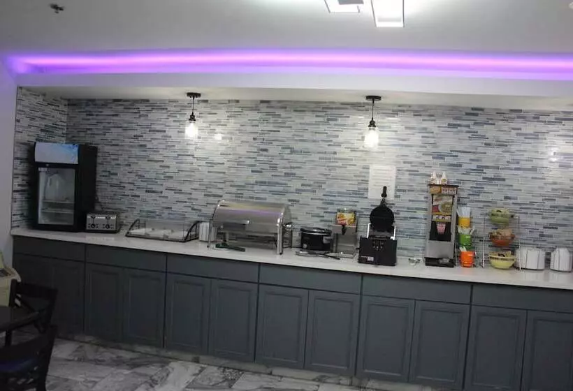 Отель Douglas Inn & Suites