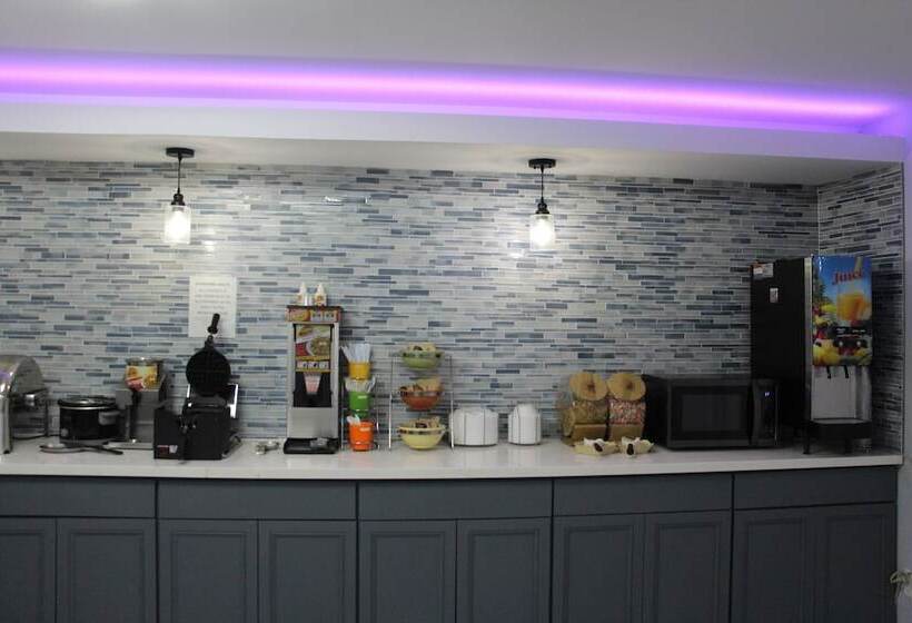 Отель Douglas Inn & Suites