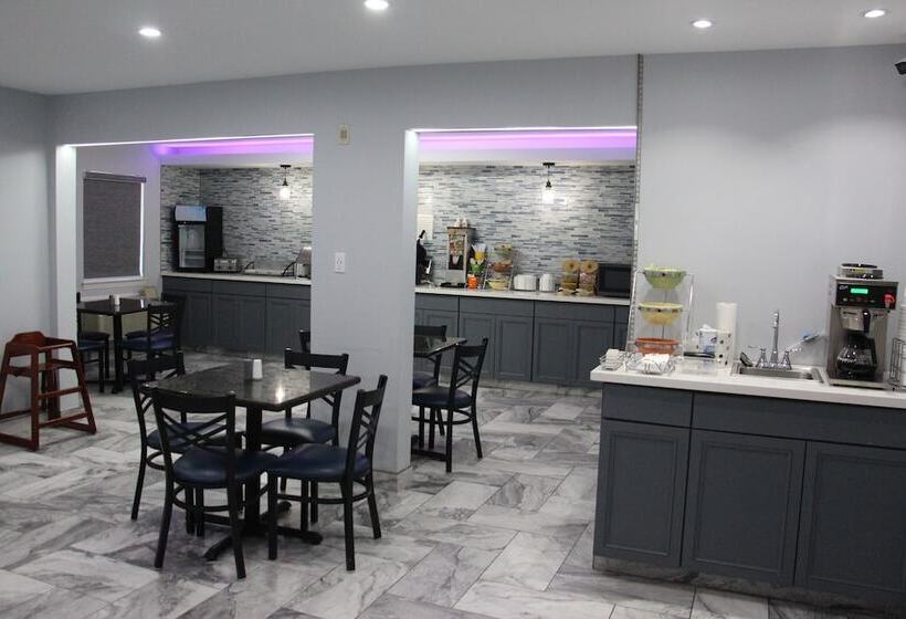 Отель Douglas Inn & Suites