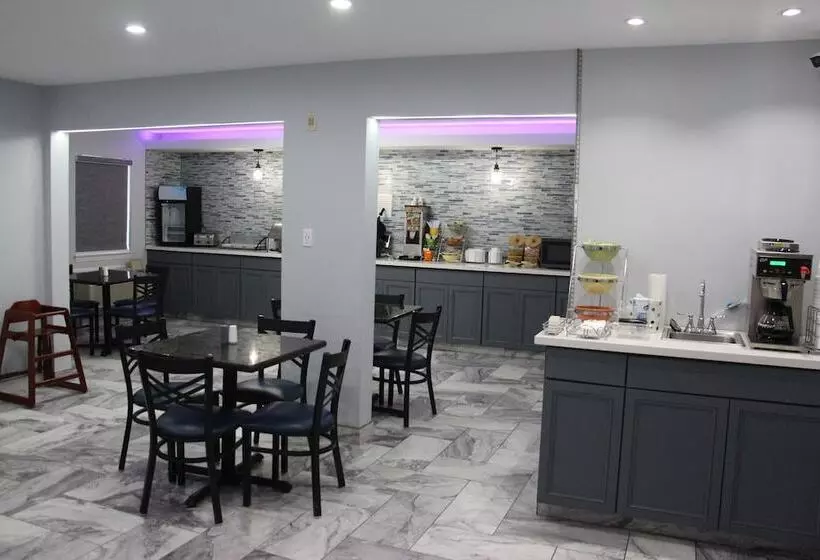 Отель Douglas Inn & Suites