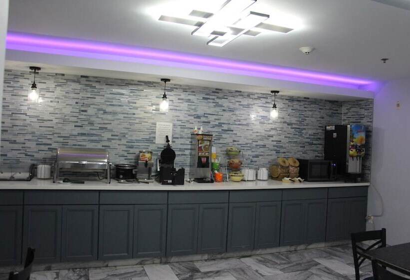 Отель Douglas Inn & Suites