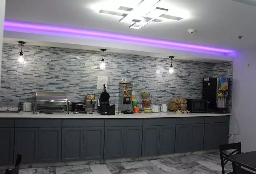 Отель Douglas Inn & Suites