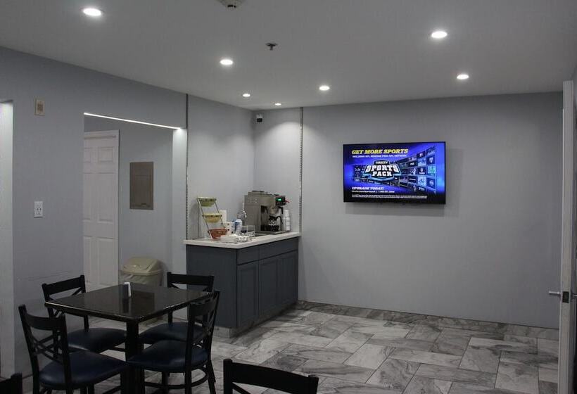 Отель Douglas Inn & Suites