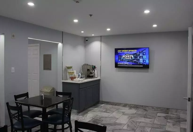 Отель Douglas Inn & Suites