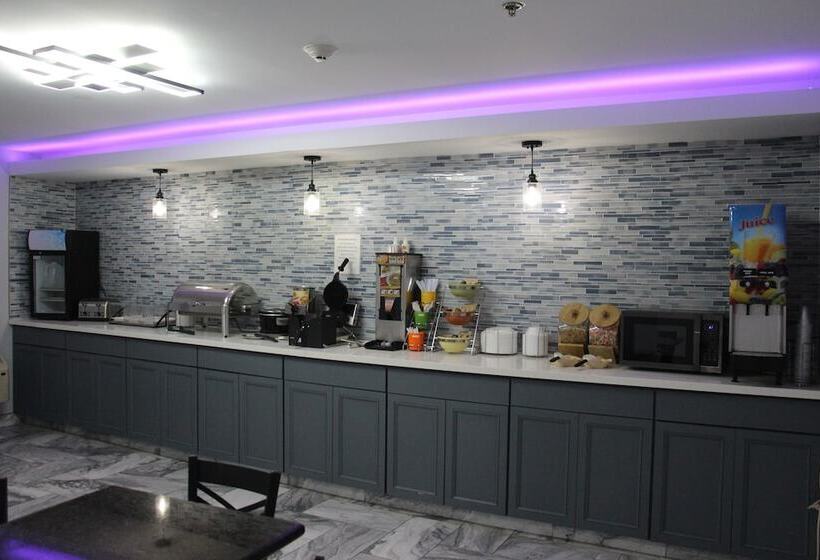 Отель Douglas Inn & Suites