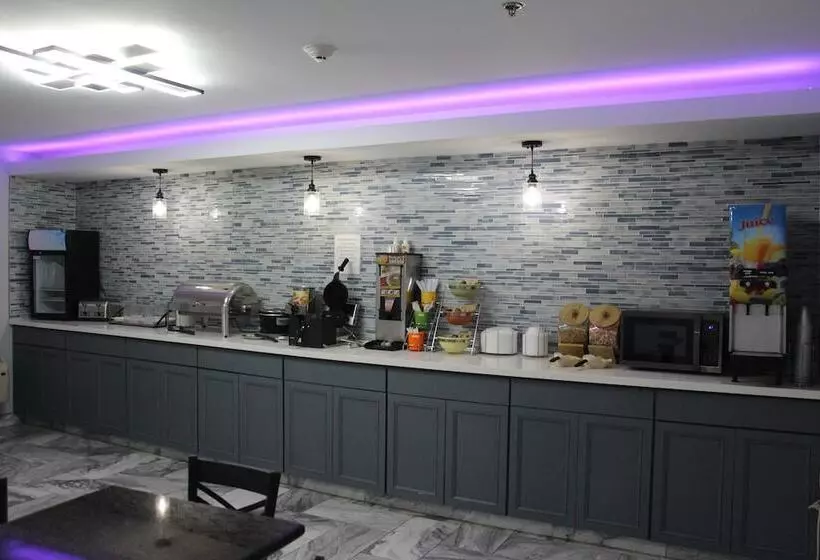 Отель Douglas Inn & Suites