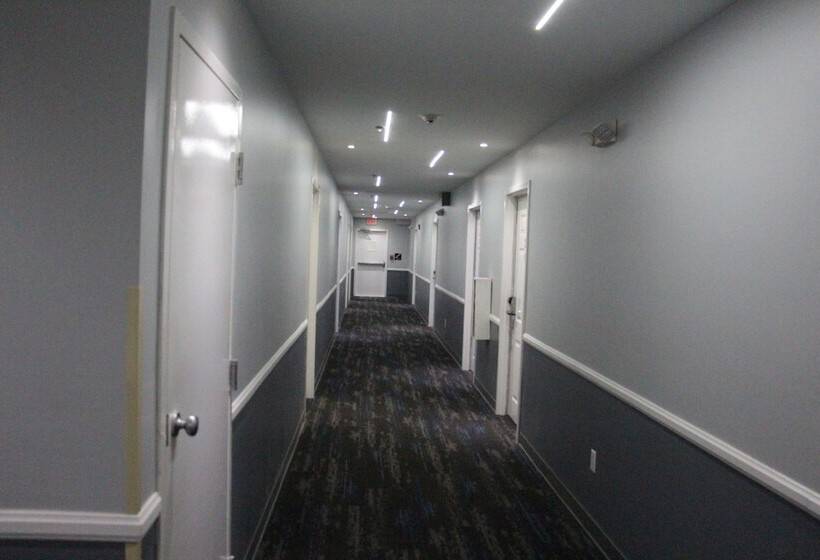 Отель Douglas Inn & Suites