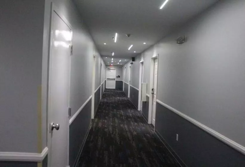 Отель Douglas Inn & Suites