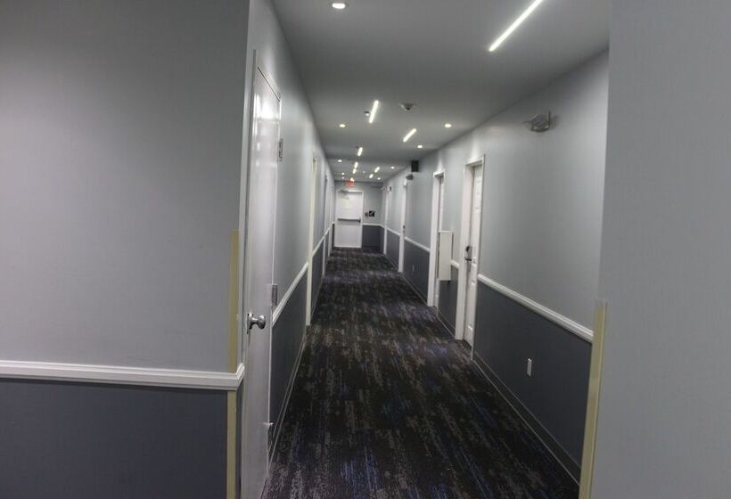 Отель Douglas Inn & Suites