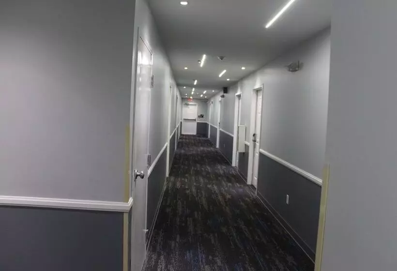 Отель Douglas Inn & Suites