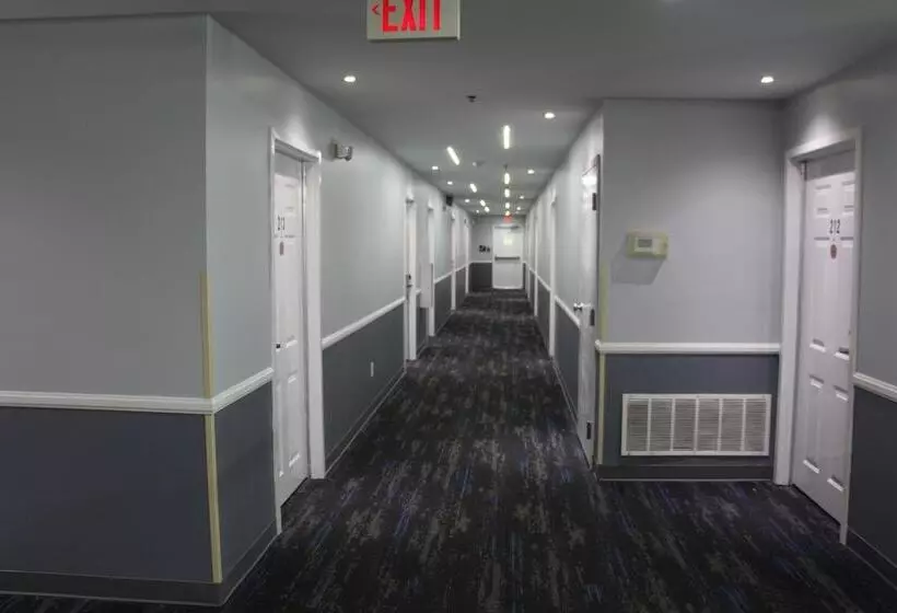 Отель Douglas Inn & Suites