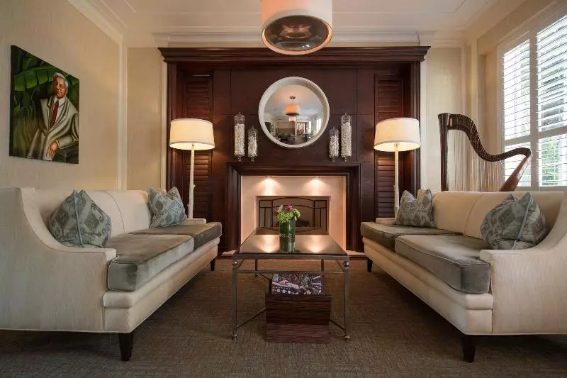 The Pillars Hotel & Club