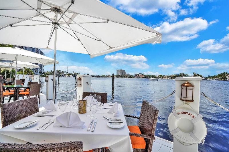 The Pillars Hotel & Club