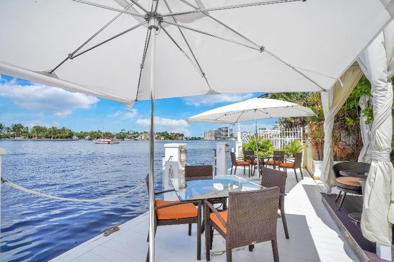 The Pillars Hotel & Club