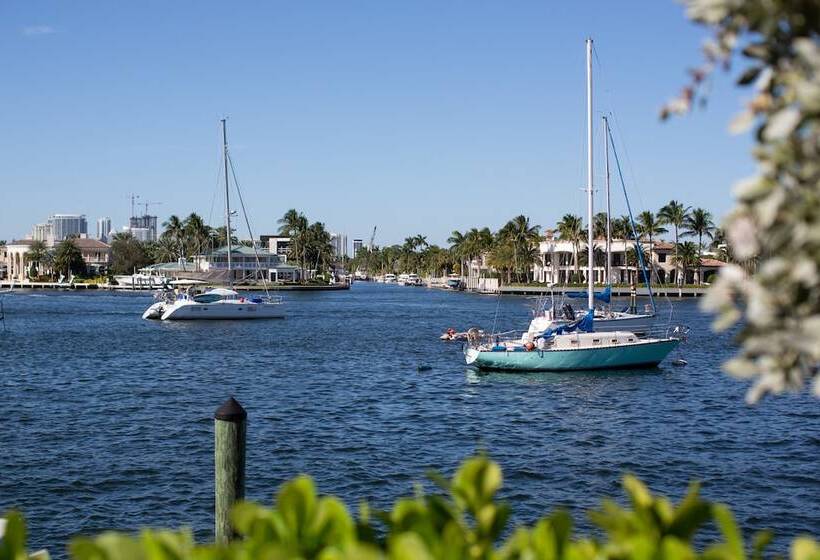 The Pillars Hotel & Club