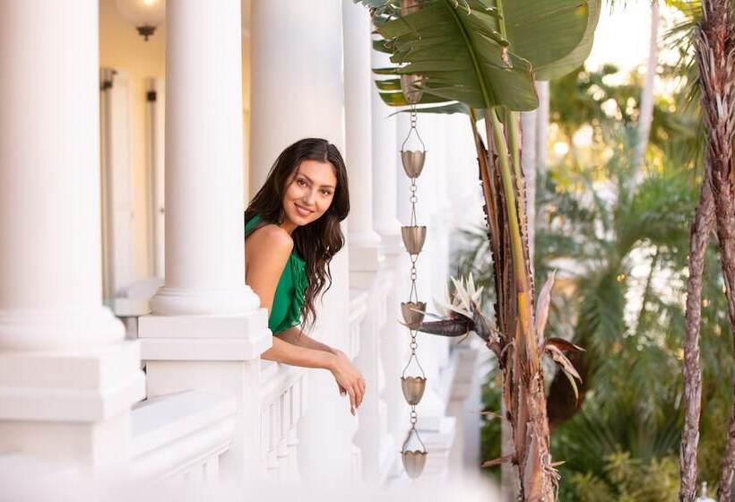 The Pillars Hotel & Club