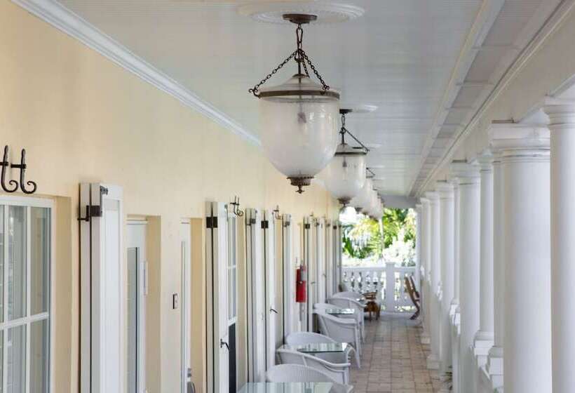 The Pillars Hotel & Club