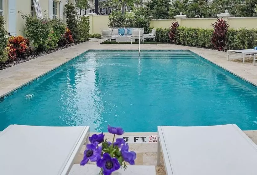 The Pillars Hotel & Club