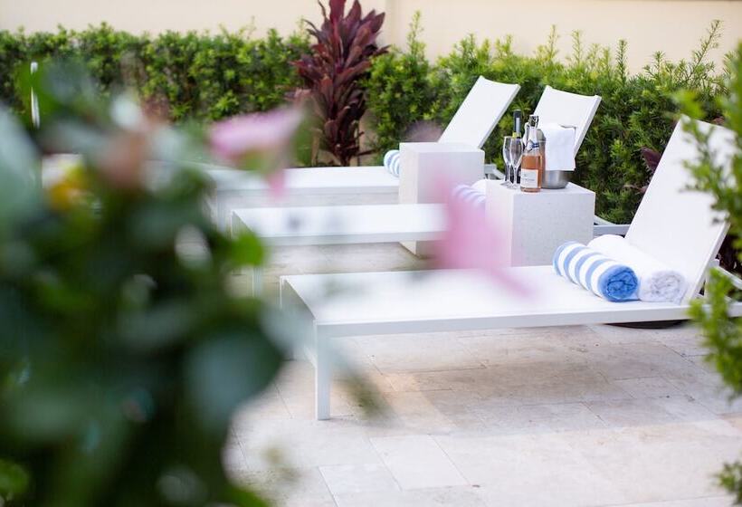 The Pillars Hotel & Club