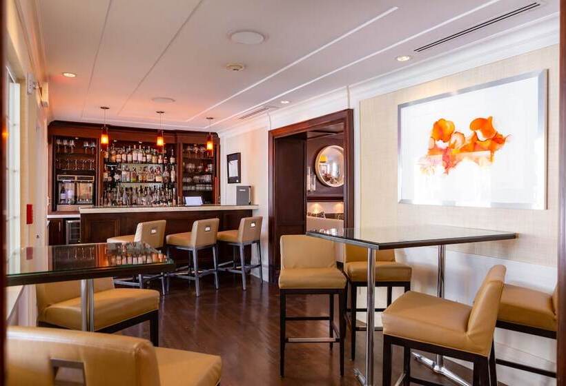 The Pillars Hotel & Club