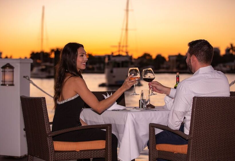 The Pillars Hotel & Club