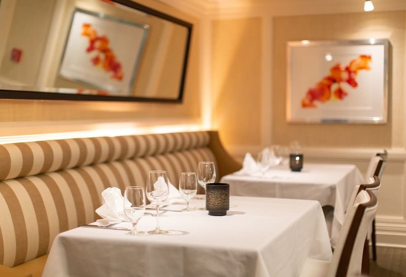 The Pillars Hotel & Club