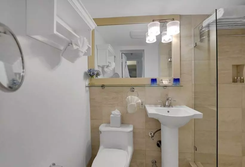 The Pillars Hotel & Club