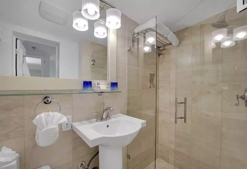 The Pillars Hotel & Club