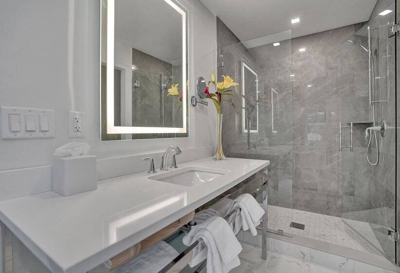 The Pillars Hotel & Club