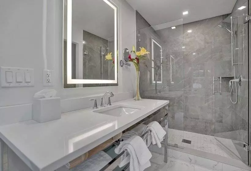 The Pillars Hotel & Club